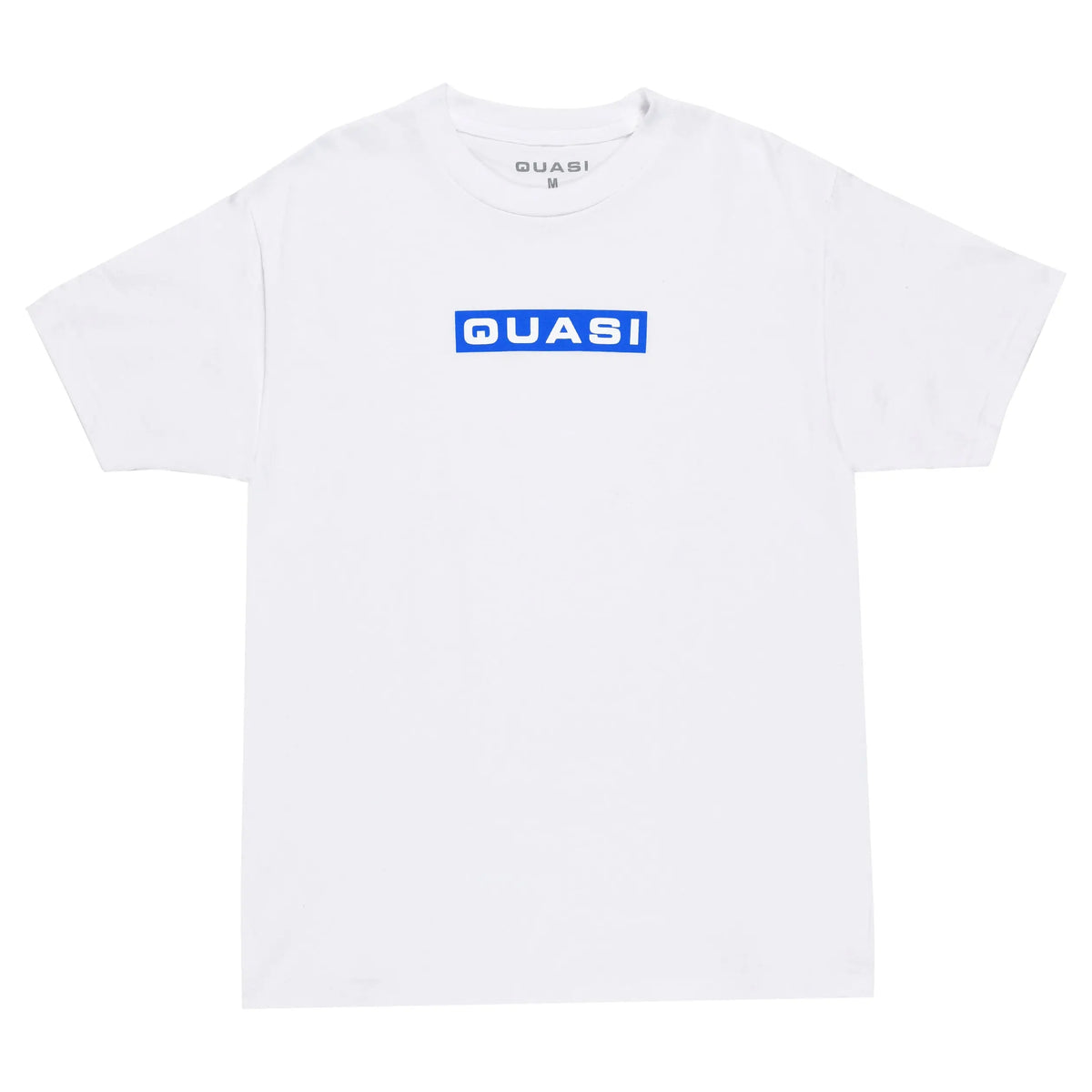 T-shirt blanc Quasi Euro X Tee porté par un mannequin, en coton léger, style décontracté et moderne.