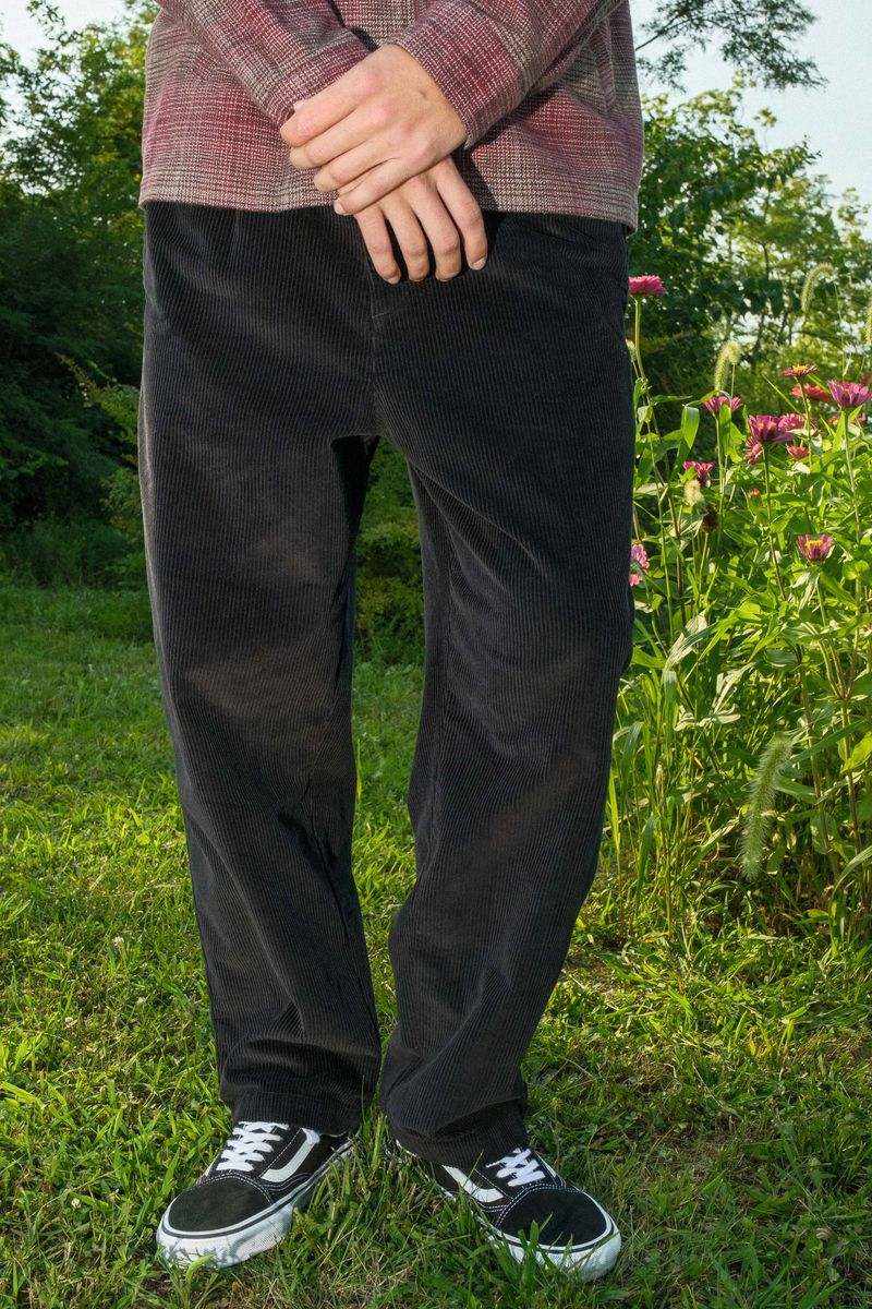 Pantalon Quasi Elliott en noir pour skateboard, coupe décontractée et confortable, visible en détail sur fond neutre.
