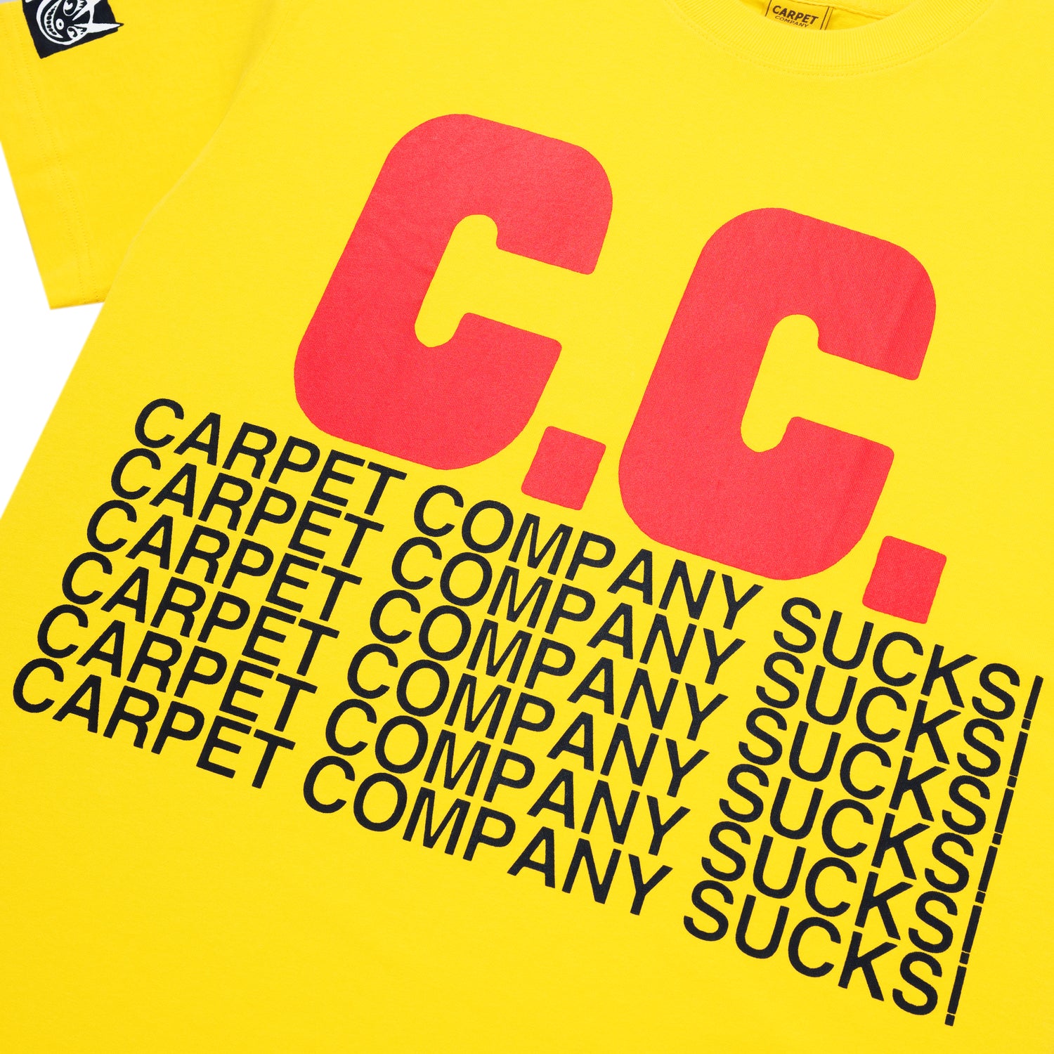 T-shirt jaune de la marque Carpet avec le logo "C.C. Sucks" imprimé sur le devant, tissu en coton confortable.
