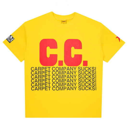T-shirt jaune de la marque Carpet avec le texte "C.C. Sucks" imprimé sur le devant, en coton léger, style décontracté.