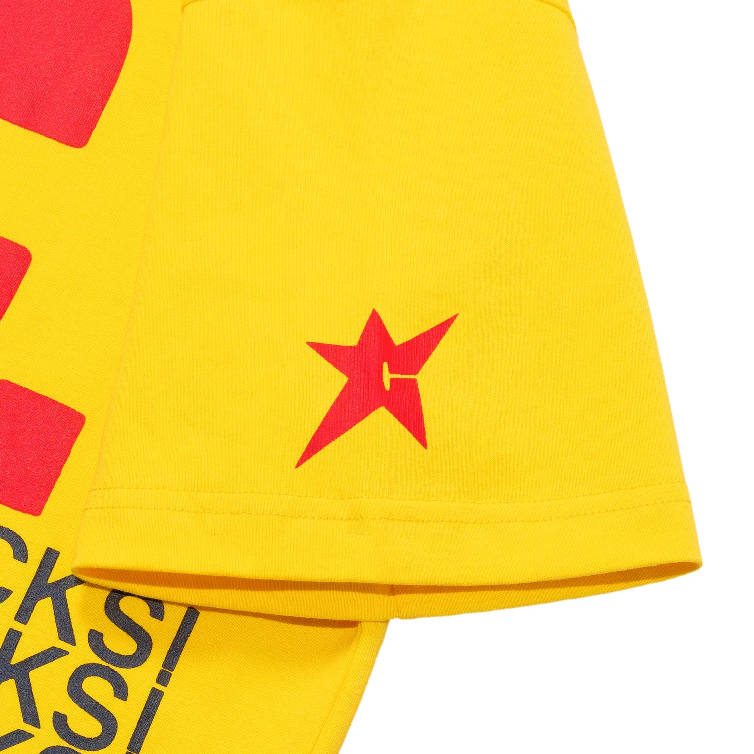 T-shirt jaune de la marque Carpet avec le texte "C.C. Sucks" imprimé, vue de face, en tissu coton.