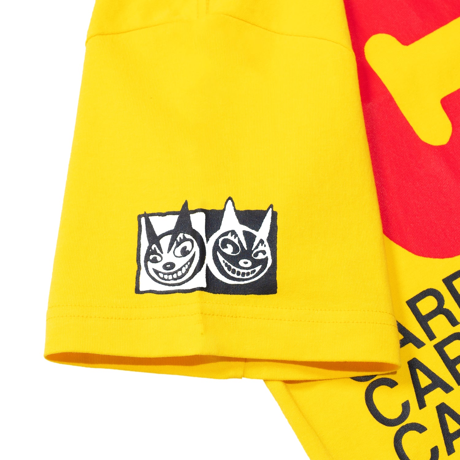 T-shirt jaune de la marque Carpet avec le logo "C.C. Sucks" imprimé sur le devant, style décontracté et tendance.