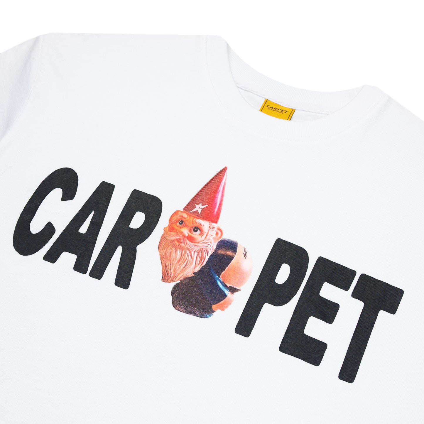 T-shirt blanc avec un gnome imprimé de la marque Carpet, tissu confortable et design ludique.