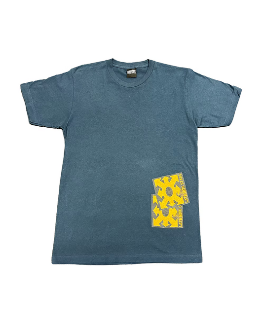 Bonnet bleu LATE NITE STAR Late Nite Star Chaos Tee avec logo coloré et design graphique visible sur le devant.