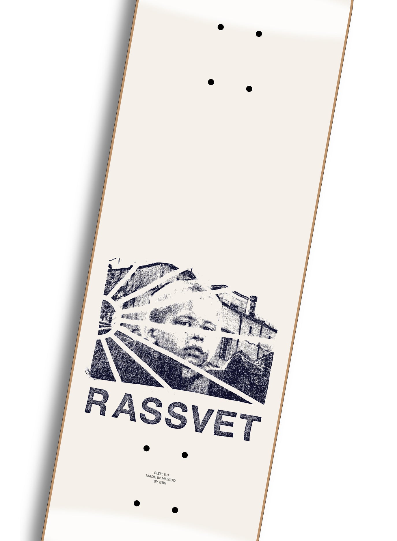 Cartes de jeu RASSVET Logo Childhood deck 8.3, design blanc cassé avec logo coloré, détail des illustrations sur les cartes.