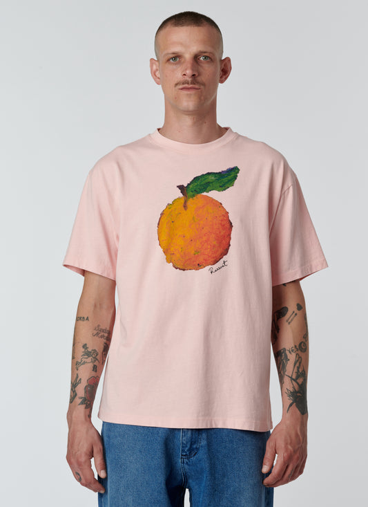 Tee RASSVET Tangerine rose, coupe classique, coton doux, affichant un design simple avec col rond et manches courtes.