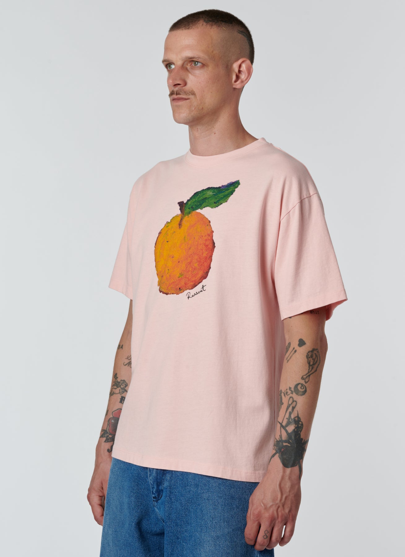 T-shirt rose en coton RASSVET Tangerine, coupe décontractée, avec col rond et logo discret sur la poitrine.