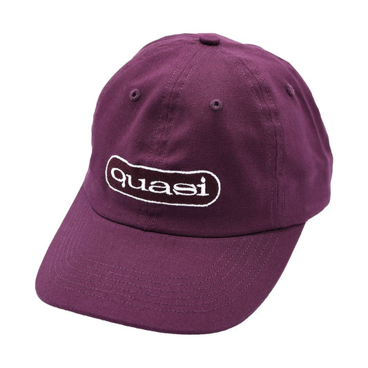Casquette Quasi Boomerang en bourgogne, vue de face, en tissu souple avec logo Quasi sur le devant.