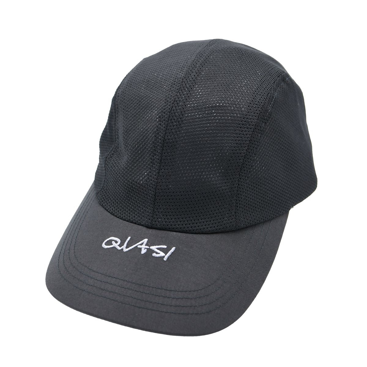 Casquette Quasi Source noire avec logo sur le devant, style décontracté, vue de face.