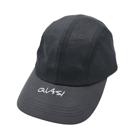 Casquette Quasi Source noire avec logo sur le devant, style décontracté, vue de face.