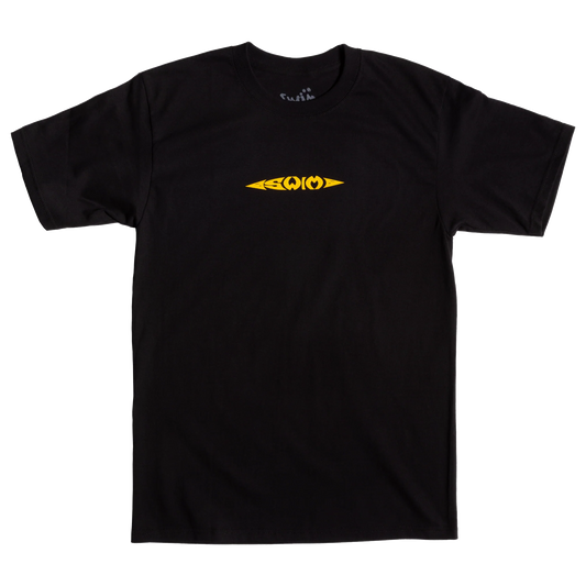T-shirt noir SWIM skateboards avec logo tribal, coupe classique et design simple, idéal pour un style décontracté et urbain.