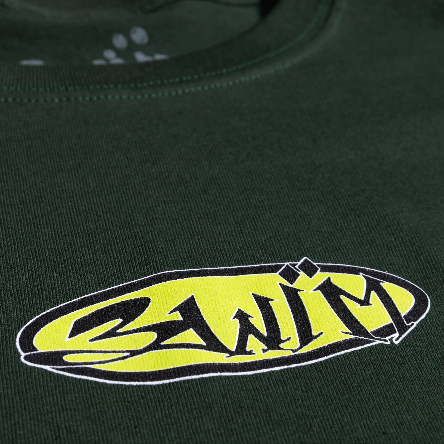 T-shirt SWIM skateboards SWIM11 avec logo graphique, coton confortable, porté sur mannequin, détails de l'impression sur le devant