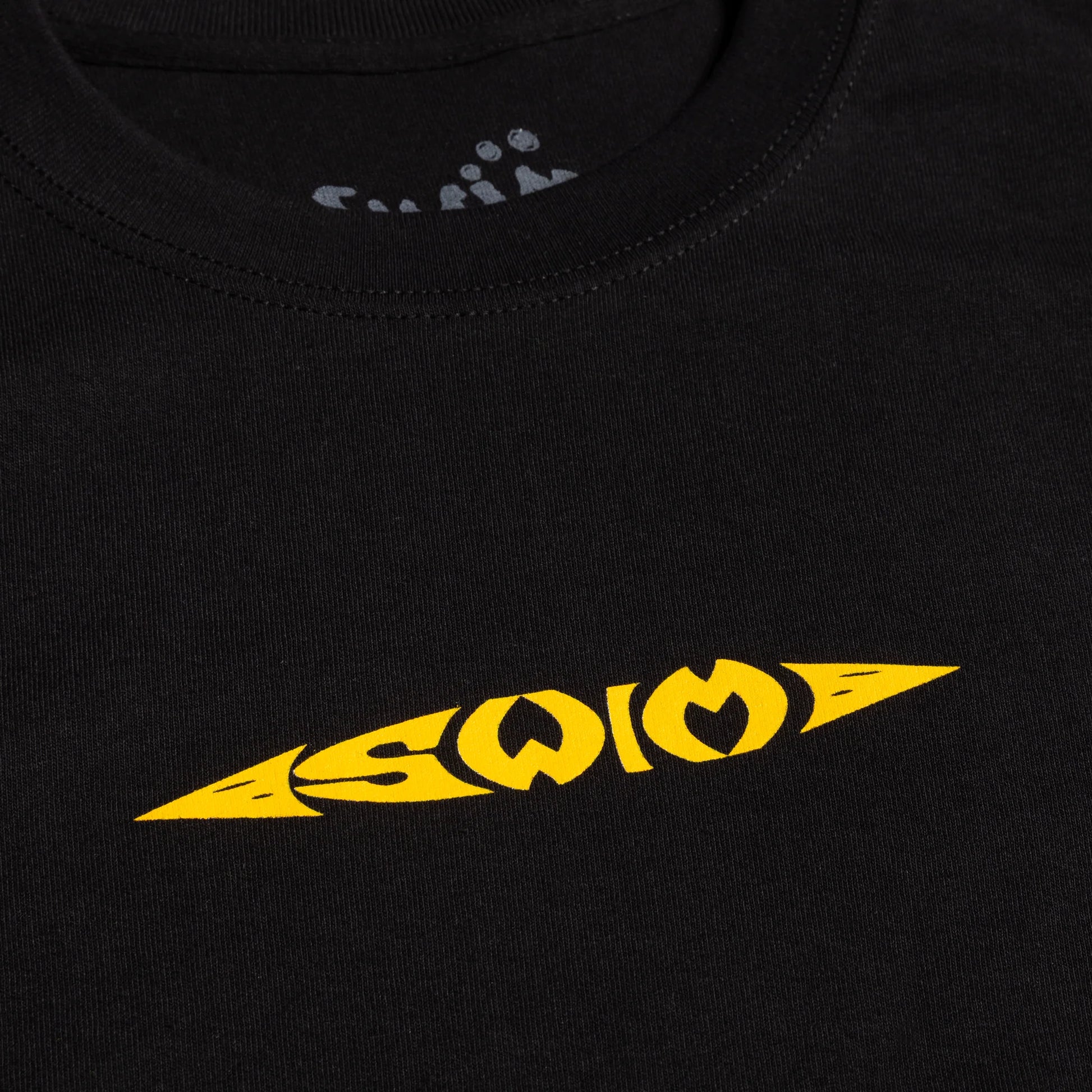 Tee noir SWIM skateboards avec logo tribal, détail de l'impression sur le devant, coupe classique et style décontracté.
