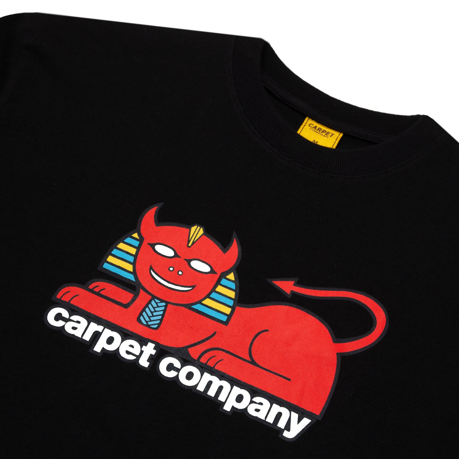 Tee noir Carpet Templeton Guest Pro en coton avec logo sur le devant, image montrant le détail du t-shirt.
