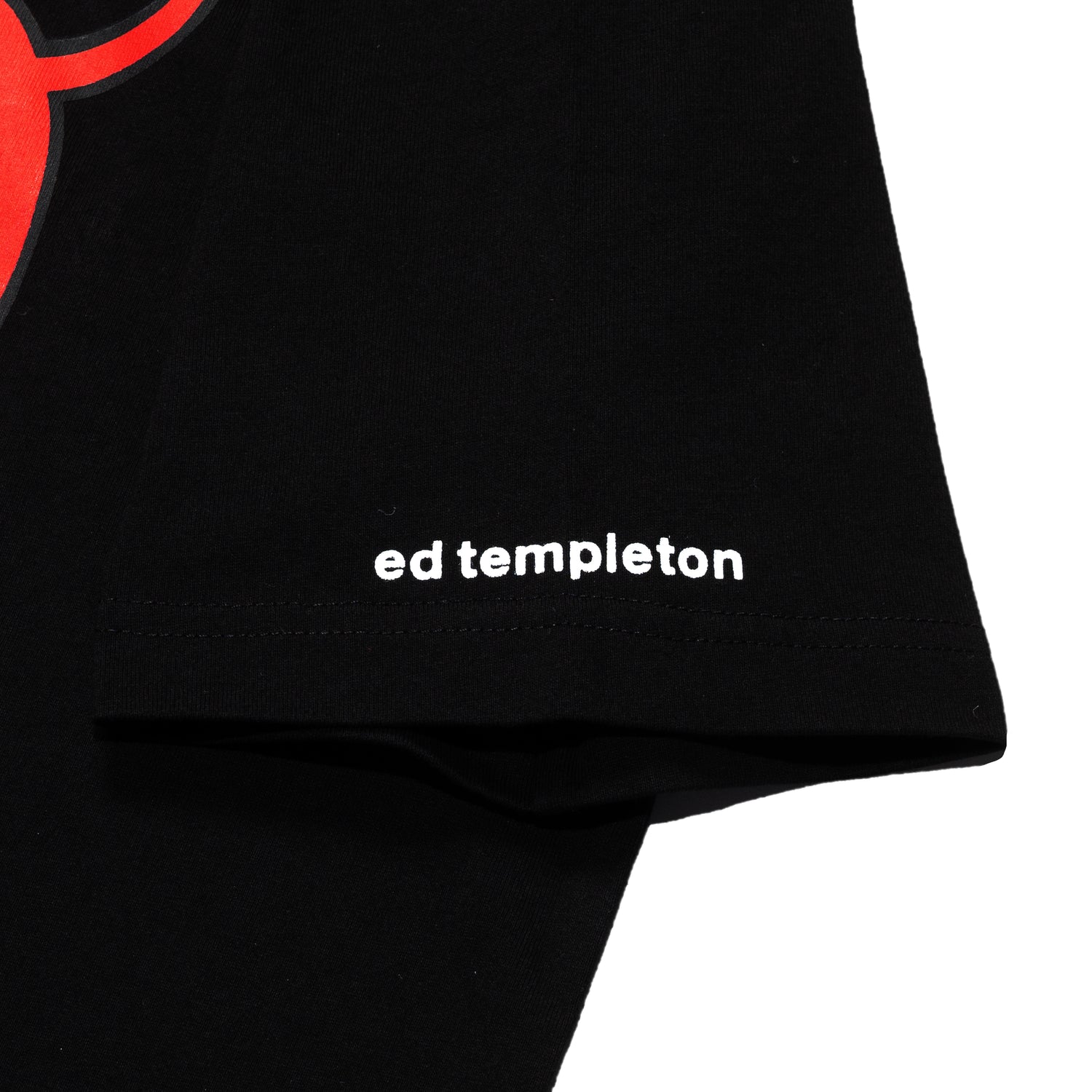 T-shirt noir Carpet Templeton Guest Pro en coton avec logo imprimé, porté par un mannequin.