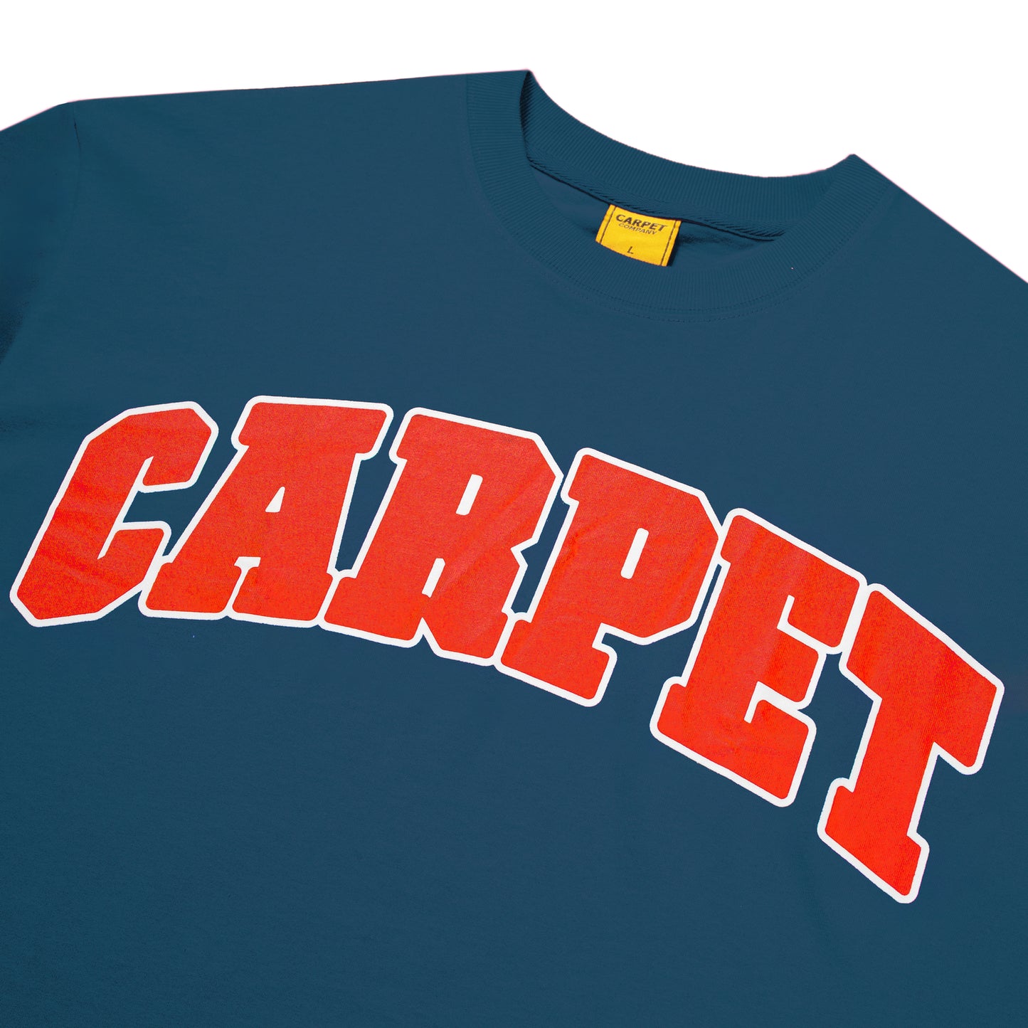 T-shirt varsity bleu de la marque Carpet, style décontracté avec logo et détails sportifs, porté sur un mannequin.