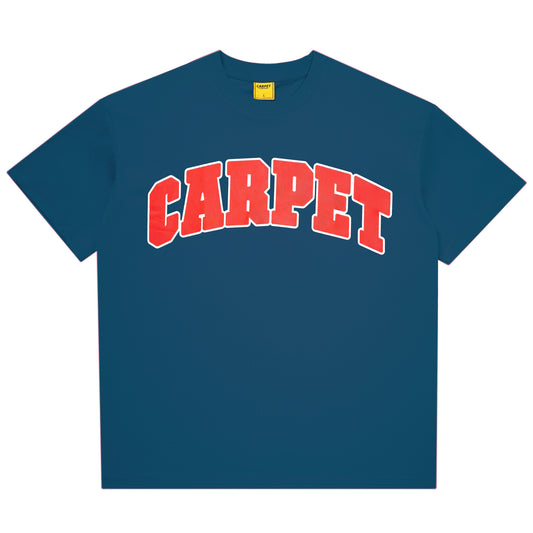 T-shirt varsity bleu de marque Carpet avec logo imprimé, en coton léger, porté sur un mannequin.