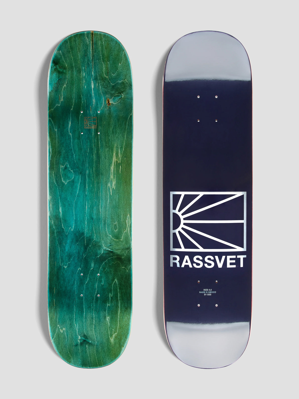 Logo RASSVET Unisexe sur planche en bois bleu 8.3 pour skateboard ou longboard, design simple et moderne.
