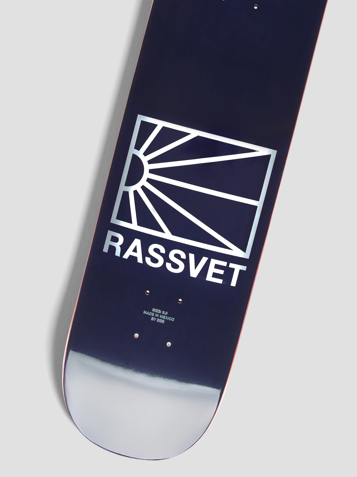 Logo RASSVET unisexe sur planche en bois bleu 8.3, design moderne pour skateboard ou longboard.
