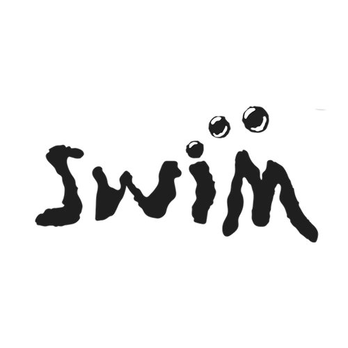Casquette SWIM skateboards SWIM11 5 PANEL HAT avec logo visible, tissu noir et design moderne, portée sur une tête humaine.